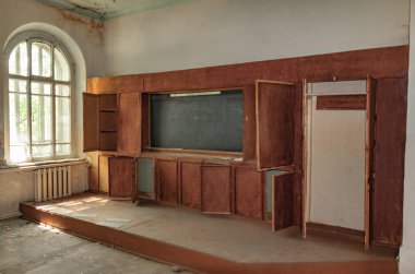 Araştırmalar Kishtym şehrinin etrafındaki tarihçilerle birlikte yürür ve mimari eserleri, yıkımları ve restorasyonlarını inceler.