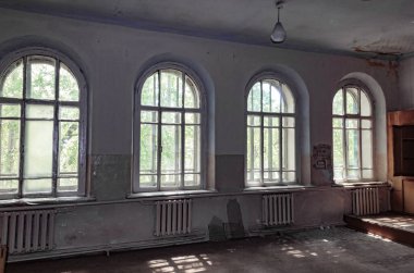 Araştırmalar Kishtym şehrinin etrafındaki tarihçilerle birlikte yürür ve mimari eserleri, yıkımları ve restorasyonlarını inceler.