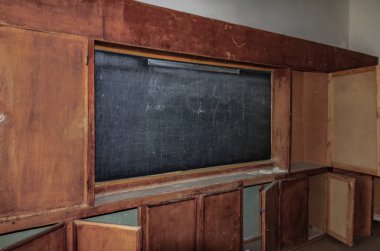 Araştırmalar Kishtym şehrinin etrafındaki tarihçilerle birlikte yürür ve mimari eserleri, yıkımları ve restorasyonlarını inceler.