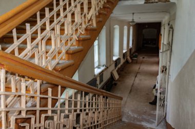 Araştırmalar Kishtym şehrinin etrafındaki tarihçilerle birlikte yürür ve mimari eserleri, yıkımları ve restorasyonlarını inceler.