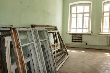 Araştırmalar Kishtym şehrinin etrafındaki tarihçilerle birlikte yürür ve mimari eserleri, yıkımları ve restorasyonlarını inceler.