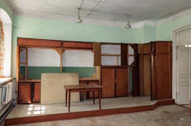 Araştırmalar Kishtym şehrinin etrafındaki tarihçilerle birlikte yürür ve mimari eserleri, yıkımları ve restorasyonlarını inceler.