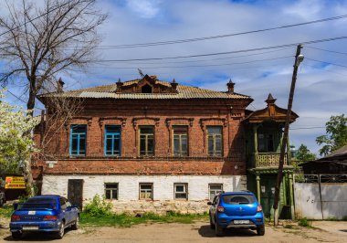 Araştırmalar Kishtym şehrinin etrafındaki tarihçilerle birlikte yürür ve mimari eserleri, yıkımları ve restorasyonlarını inceler.