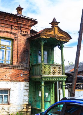 Araştırmalar Kishtym şehrinin etrafındaki tarihçilerle birlikte yürür ve mimari eserleri, yıkımları ve restorasyonlarını inceler.