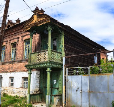 Araştırmalar Kishtym şehrinin etrafındaki tarihçilerle birlikte yürür ve mimari eserleri, yıkımları ve restorasyonlarını inceler.