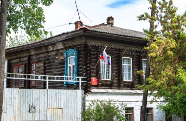 Araştırmalar Kishtym şehrinin etrafındaki tarihçilerle birlikte yürür ve mimari eserleri, yıkımları ve restorasyonlarını inceler.