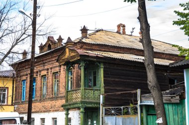 Araştırmalar Kishtym şehrinin etrafındaki tarihçilerle birlikte yürür ve mimari eserleri, yıkımları ve restorasyonlarını inceler.