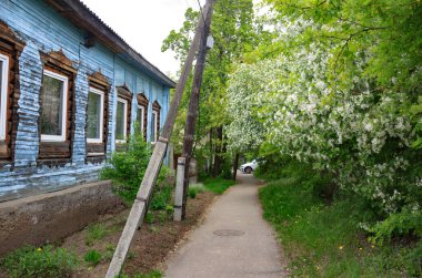 Araştırmalar Kishtym şehrinin etrafındaki tarihçilerle birlikte yürür ve mimari eserleri, yıkımları ve restorasyonlarını inceler.