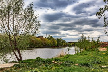 Araştırmalar Kishtym şehrinin etrafındaki tarihçilerle birlikte yürür ve mimari eserleri, yıkımları ve restorasyonlarını inceler.