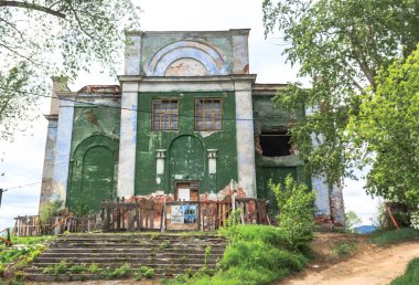 Araştırmalar Kishtym şehrinin etrafındaki tarihçilerle birlikte yürür ve mimari eserleri, yıkımları ve restorasyonlarını inceler.