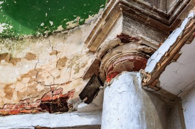 Araştırmalar Kishtym şehrinin etrafındaki tarihçilerle birlikte yürür ve mimari eserleri, yıkımları ve restorasyonlarını inceler.