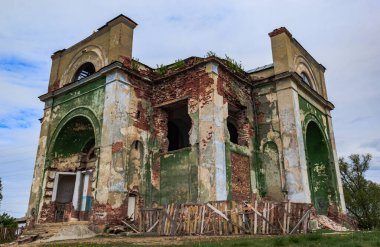 Araştırmalar Kishtym şehrinin etrafındaki tarihçilerle birlikte yürür ve mimari eserleri, yıkımları ve restorasyonlarını inceler.