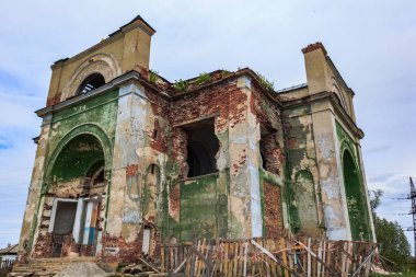 Araştırmalar Kishtym şehrinin etrafındaki tarihçilerle birlikte yürür ve mimari eserleri, yıkımları ve restorasyonlarını inceler.