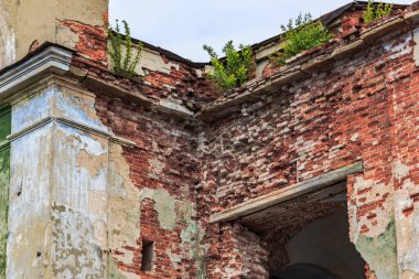 Araştırmalar Kishtym şehrinin etrafındaki tarihçilerle birlikte yürür ve mimari eserleri, yıkımları ve restorasyonlarını inceler.