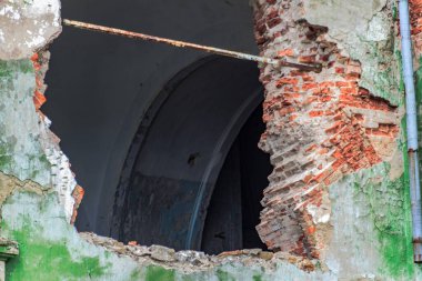 Araştırmalar Kishtym şehrinin etrafındaki tarihçilerle birlikte yürür ve mimari eserleri, yıkımları ve restorasyonlarını inceler.