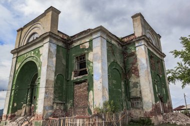 Araştırmalar Kishtym şehrinin etrafındaki tarihçilerle birlikte yürür ve mimari eserleri, yıkımları ve restorasyonlarını inceler.