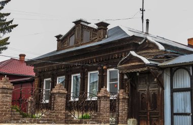 Araştırmalar Kishtym şehrinin etrafındaki tarihçilerle birlikte yürür ve mimari eserleri, yıkımları ve restorasyonlarını inceler.