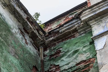 Araştırmalar Kishtym şehrinin etrafındaki tarihçilerle birlikte yürür ve mimari eserleri, yıkımları ve restorasyonlarını inceler.
