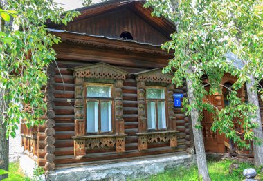 Araştırmalar Kishtym şehrinin etrafındaki tarihçilerle birlikte yürür ve mimari eserleri, yıkımları ve restorasyonlarını inceler.