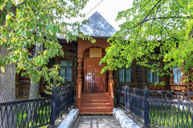 Araştırmalar Kishtym şehrinin etrafındaki tarihçilerle birlikte yürür ve mimari eserleri, yıkımları ve restorasyonlarını inceler.