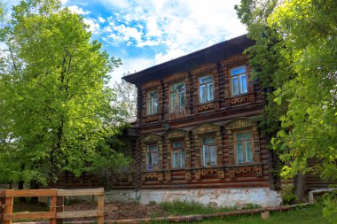 Araştırmalar Kishtym şehrinin etrafındaki tarihçilerle birlikte yürür ve mimari eserleri, yıkımları ve restorasyonlarını inceler.