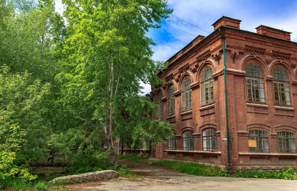 Araştırmalar Kishtym şehrinin etrafındaki tarihçilerle birlikte yürür ve mimari eserleri, yıkımları ve restorasyonlarını inceler.