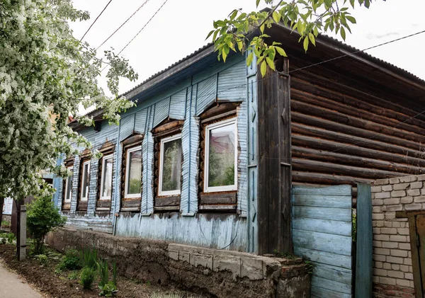 与基什廷市各地的历史学家一起进行研究 考察建筑遗迹 其毁坏和修复情况 — 图库照片