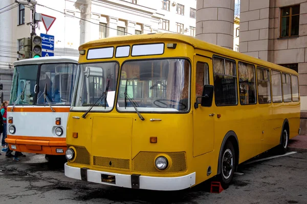 Żółty Pasażerski Autobus Miejski Parkingu — Zdjęcie stockowe