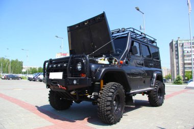 Çamur ve kar için tekerlekleri olan siyah SUV.