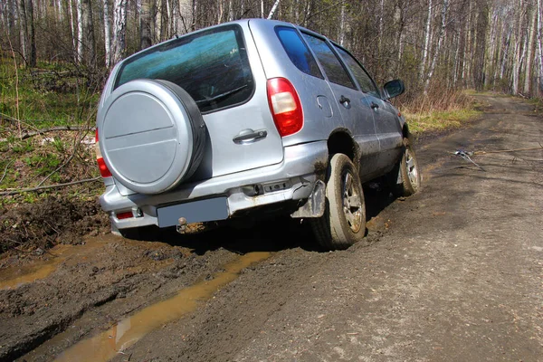 Grey Suv Towed Hand Winch Out Mud Forest Road — Stock Photo, Image