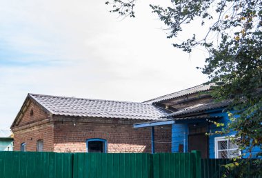 Mimari anıtları, yıkımları ve restorasyonlarını incelemek için Verkhnealsk şehrinin etrafındaki tarihçilerle birlikte araştırma yürüyüşü