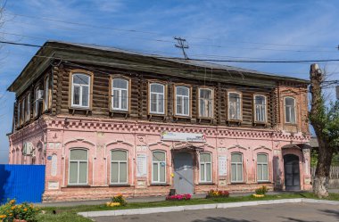 Mimari anıtları, yıkımları ve restorasyonlarını incelemek için Verkhnealsk şehrinin etrafındaki tarihçilerle birlikte araştırma yürüyüşü