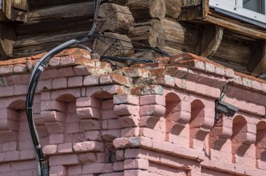 Mimari anıtları, yıkımları ve restorasyonlarını incelemek için Verkhnealsk şehrinin etrafındaki tarihçilerle birlikte araştırma yürüyüşü