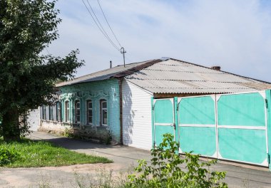 Mimari anıtları, yıkımları ve restorasyonlarını incelemek için Verkhnealsk şehrinin etrafındaki tarihçilerle birlikte araştırma yürüyüşü