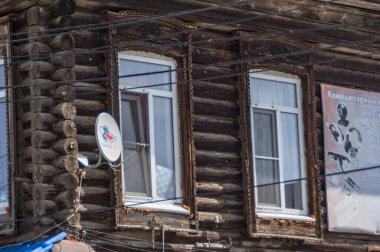 Mimari anıtları, yıkımları ve restorasyonlarını incelemek için Verkhnealsk şehrinin etrafındaki tarihçilerle birlikte araştırma yürüyüşü