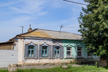 Mimari anıtları, yıkımları ve restorasyonlarını incelemek için Verkhnealsk şehrinin etrafındaki tarihçilerle birlikte araştırma yürüyüşü