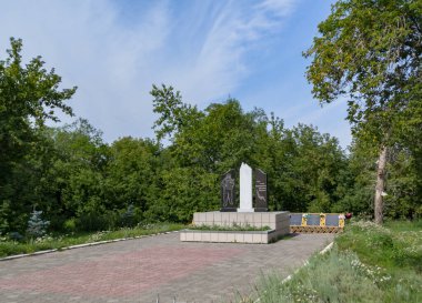 Mimari anıtları, yıkımları ve restorasyonlarını incelemek için Verkhnealsk şehrinin etrafındaki tarihçilerle birlikte araştırma yürüyüşü