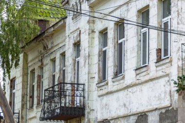 Mimari anıtları, yıkımları ve restorasyonlarını incelemek için Verkhnealsk şehrinin etrafındaki tarihçilerle birlikte araştırma yürüyüşü