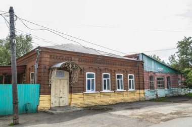 Mimari anıtları, yıkımları ve restorasyonlarını incelemek için Verkhnealsk şehrinin etrafındaki tarihçilerle birlikte araştırma yürüyüşü