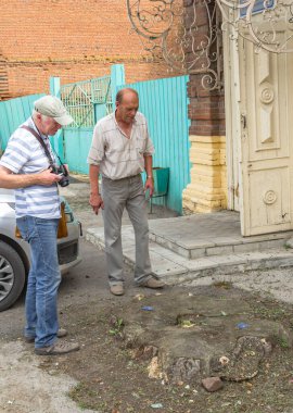 Mimari anıtları, yıkımları ve restorasyonlarını incelemek için Verkhnealsk şehrinin etrafındaki tarihçilerle birlikte araştırma yürüyüşü