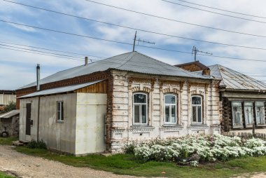 Mimari anıtları, yıkımları ve restorasyonlarını incelemek için Verkhnealsk şehrinin etrafındaki tarihçilerle birlikte araştırma yürüyüşü