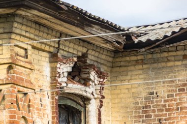 Mimari anıtları, yıkımları ve restorasyonlarını incelemek için Verkhnealsk şehrinin etrafındaki tarihçilerle birlikte araştırma yürüyüşü