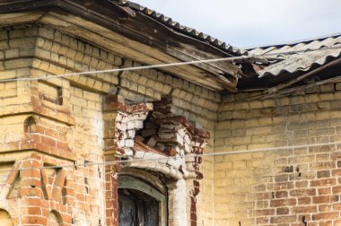 Mimari anıtları, yıkımları ve restorasyonlarını incelemek için Verkhnealsk şehrinin etrafındaki tarihçilerle birlikte araştırma yürüyüşü