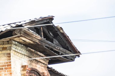 Mimari anıtları, yıkımları ve restorasyonlarını incelemek için Verkhnealsk şehrinin etrafındaki tarihçilerle birlikte araştırma yürüyüşü