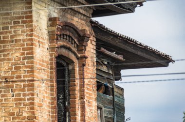 Mimari anıtları, yıkımları ve restorasyonlarını incelemek için Verkhnealsk şehrinin etrafındaki tarihçilerle birlikte araştırma yürüyüşü