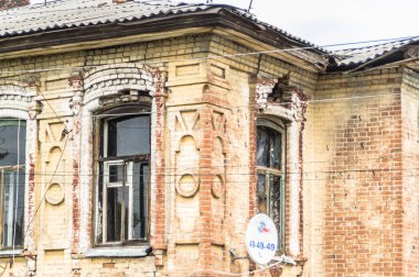 Mimari anıtları, yıkımları ve restorasyonlarını incelemek için Verkhnealsk şehrinin etrafındaki tarihçilerle birlikte araştırma yürüyüşü