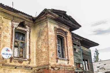 Mimari anıtları, yıkımları ve restorasyonlarını incelemek için Verkhnealsk şehrinin etrafındaki tarihçilerle birlikte araştırma yürüyüşü