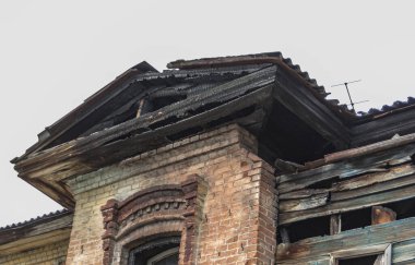 Mimari anıtları, yıkımları ve restorasyonlarını incelemek için Verkhnealsk şehrinin etrafındaki tarihçilerle birlikte araştırma yürüyüşü