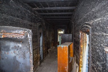 Mimari anıtları, yıkımları ve restorasyonlarını incelemek için Verkhnealsk şehrinin etrafındaki tarihçilerle birlikte araştırma yürüyüşü