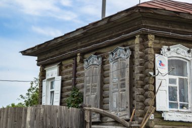 Mimari anıtları, yıkımları ve restorasyonlarını incelemek için Verkhnealsk şehrinin etrafındaki tarihçilerle birlikte araştırma yürüyüşü